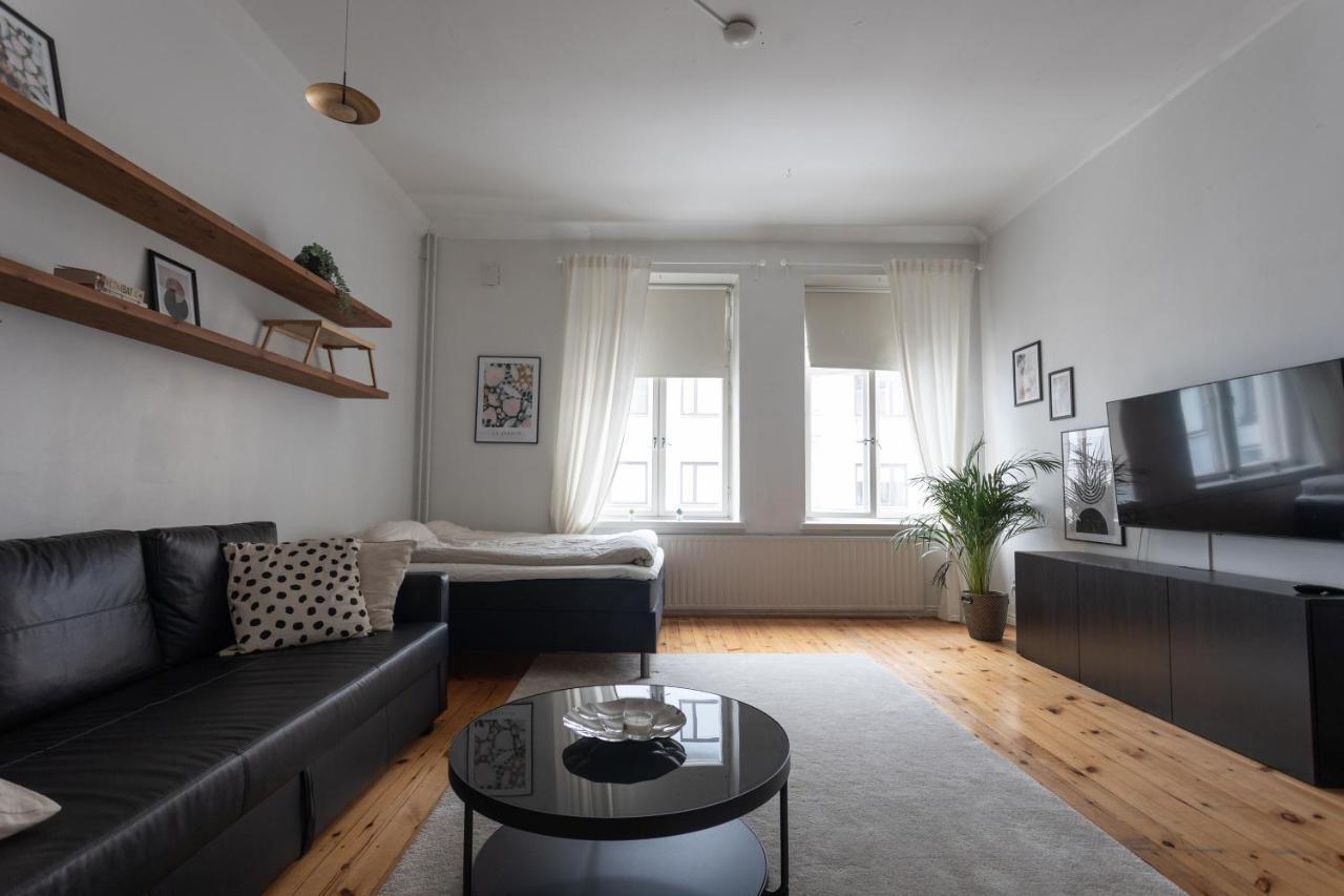 Idyllinen Valoisa Huoneisto Ullanlinnassa. ヘルシンキ エクステリア 写真